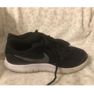 NIKE BLACK ATHLETIC SNEAKERS SIZE 5.5